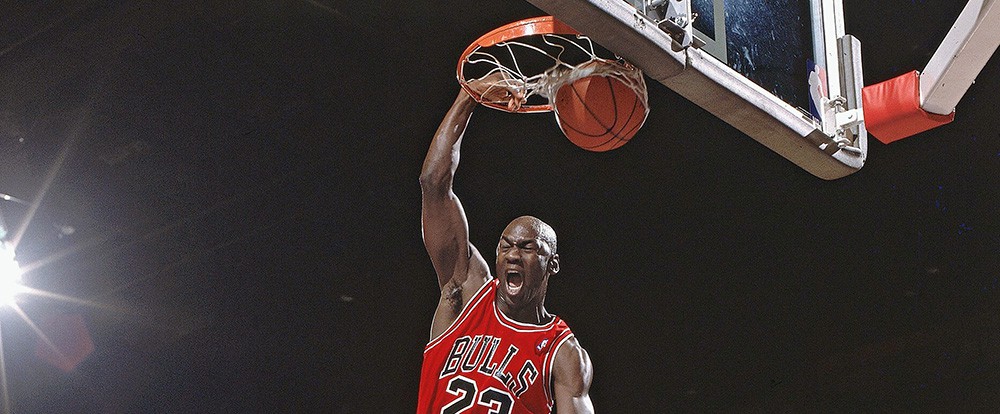 Michael Jordan định nghĩa thế nào là vĩ đại nhất, LeBron James đáp trả cực mạnh: Tôi sẵn sàng - Ảnh 1.
