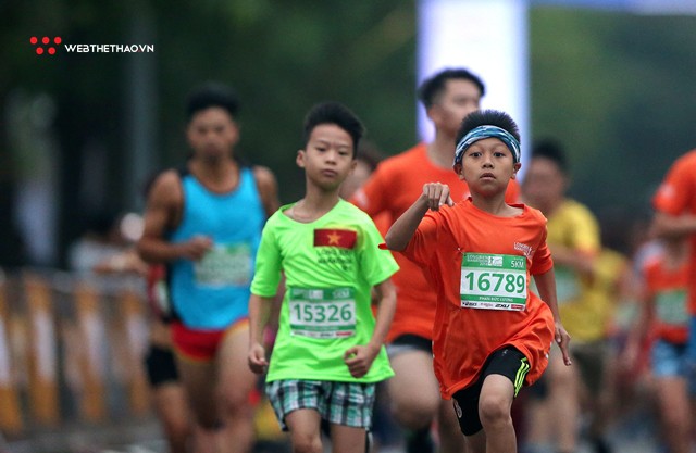 Cười nghiêng ngả với những siêu quậy nhí tại Longbien Marathon 2018 - Ảnh 3.