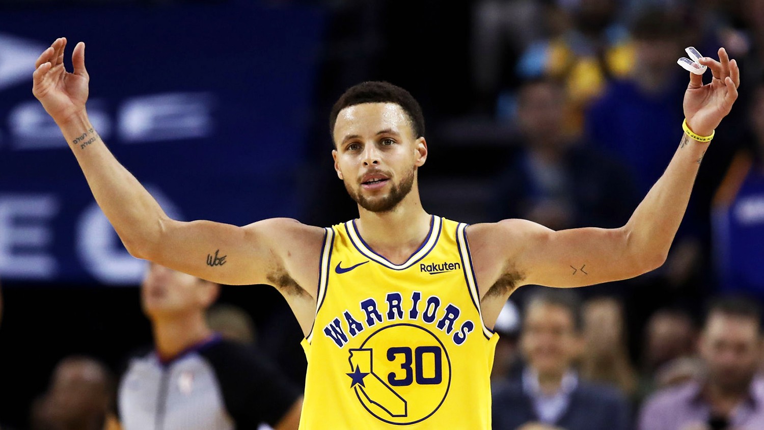 Trong khi cả NBA vẫn chưa có lời giải, Stephen Curry lại nhẹ nhàng phá thêm kỷ lục ném 3 nữa - Ảnh 1.