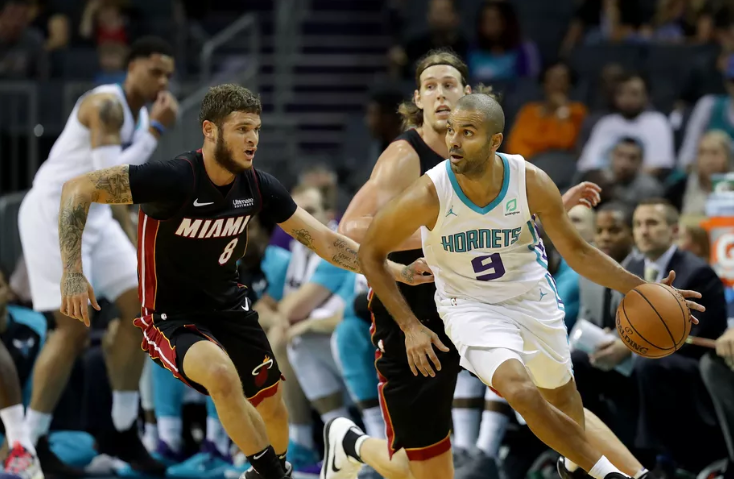 Derrick Jones Jr dính chấn thương ghê rợn trong ngày Charlotte Hornets tăng tốc, nhấn chìm Miami Heat ở hiệp 3 - Ảnh 1.