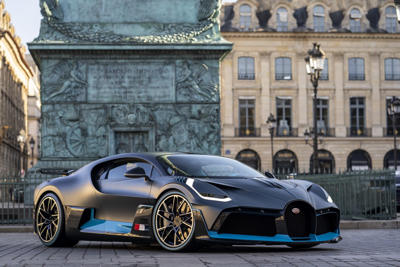 Chiêm ngưỡng vẻ đẹp của siêu xe chưa xuất xưởng đã bán sạch Bugatti Divo - Ảnh 2.