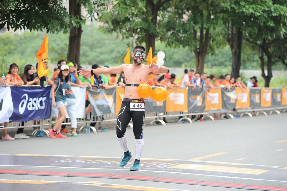 Runner hóa trang Halloween chạy marathon ở Việt Nam bỗng dưng bị... chảy máu đầu ti - Ảnh 7.