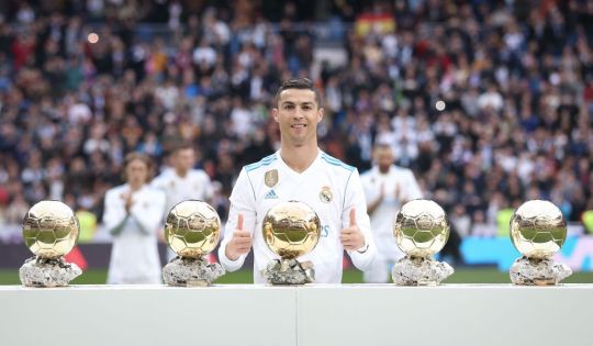 Ronaldo chọn 5 người có cơ hội giành Quả bóng Vàng, gạch tên Messi - Ảnh 1.