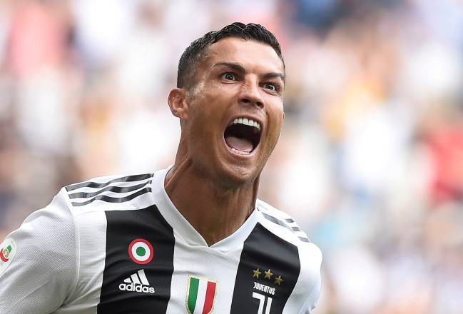 Cristiano Ronaldo cân bằng kỉ lục ghi bàn 61 năm của huyền thoại John Charles cho Juventus  - Ảnh 4.