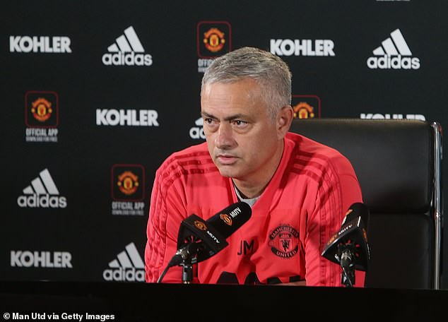 HLV Mourinho gây sốc, họp báo đúng 3 phút rưỡi, trả lời 5 câu hỏi trước trận cầu sinh tử - Ảnh 3.