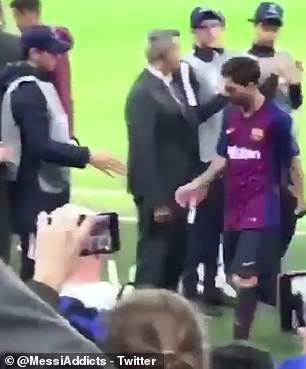 Messi khiến cậu bé nhặt bóng sung sướng với cử chỉ bất ngờ - Ảnh 1.