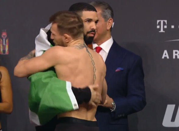 Conor McGregor tung chân đá Khabib Nurmagomedov trong buổi Official Weigh-in UFC 229 - Ảnh 7.
