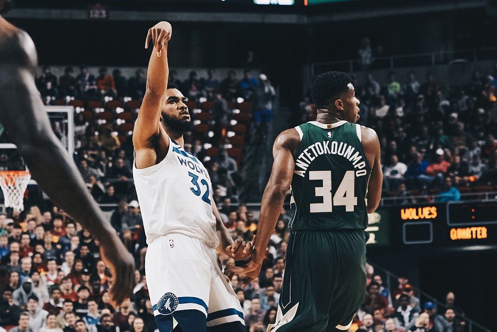 Giannis Antetokounmpo và Karl-Anthony Towns ăn miếng trả miếng cực nhiệt, ai là người thắng? - Ảnh 1.