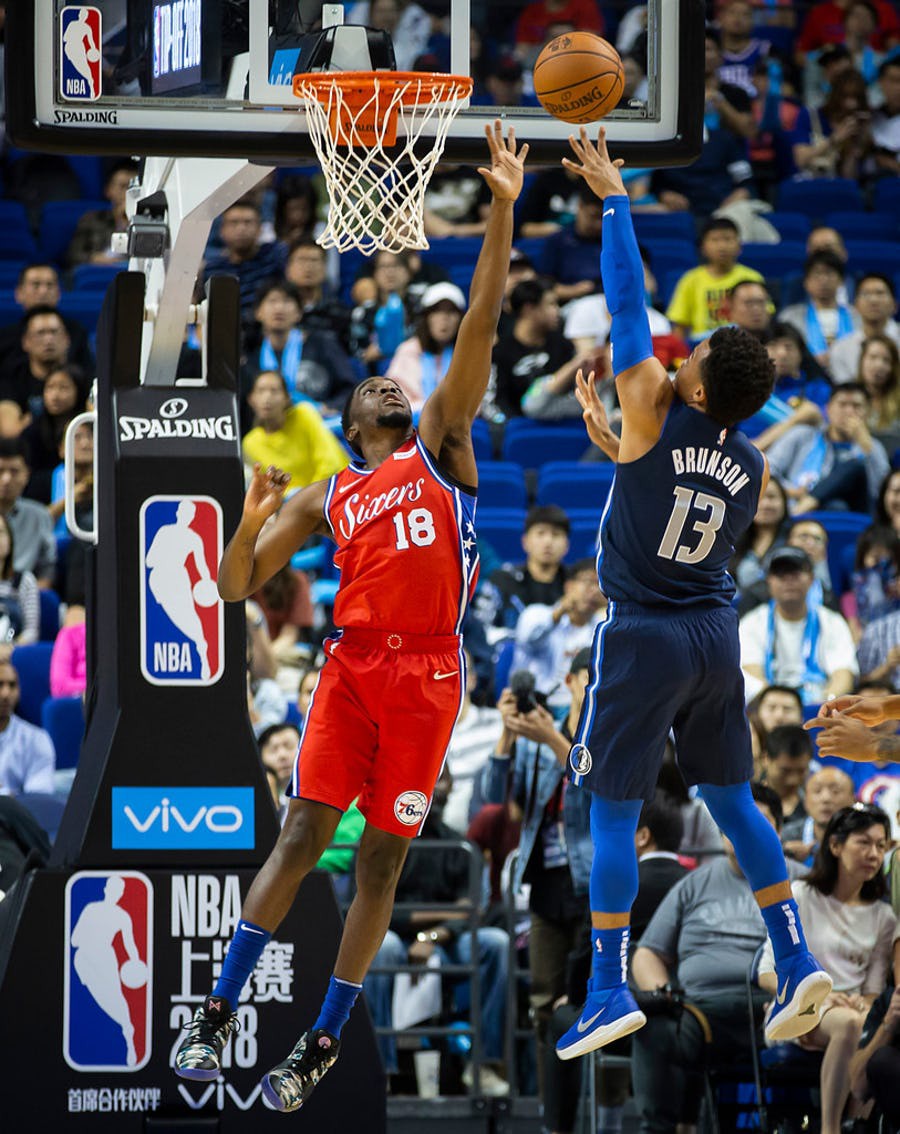 Luka Doncic tỏa sáng, Mavericks quật ngã 76ers tại Trung Quốc - Ảnh 1.