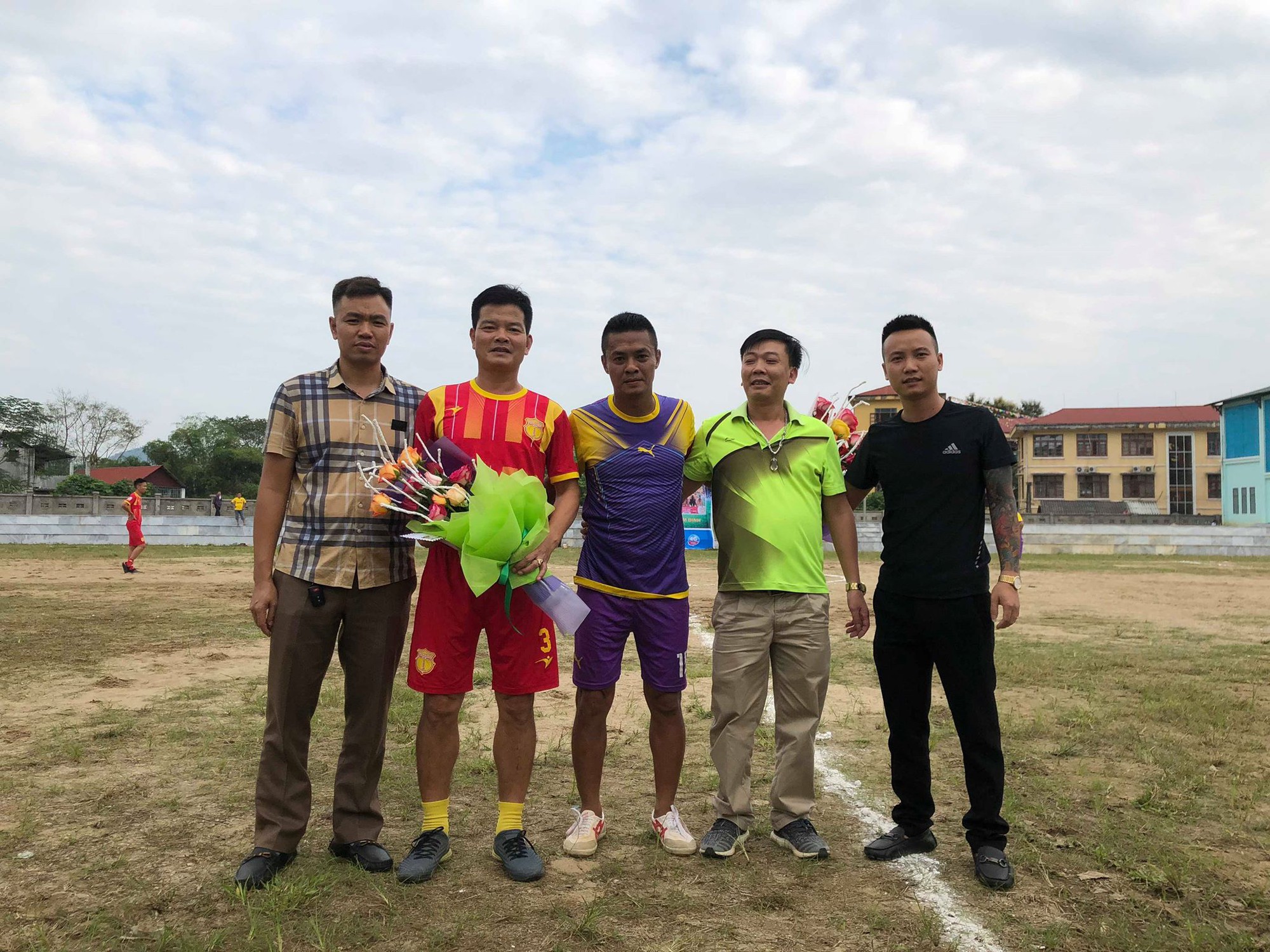Tranh thủ trước AFF Cup 2018, Nam Định làm từ thiện ở vùng bị lũ quét tại Lào Cai - Ảnh 2.