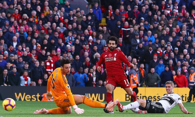 CĐV phản ứng “điên cuồng” với bàn thắng 14 giây gây tranh cãi của Salah - Ảnh 1.