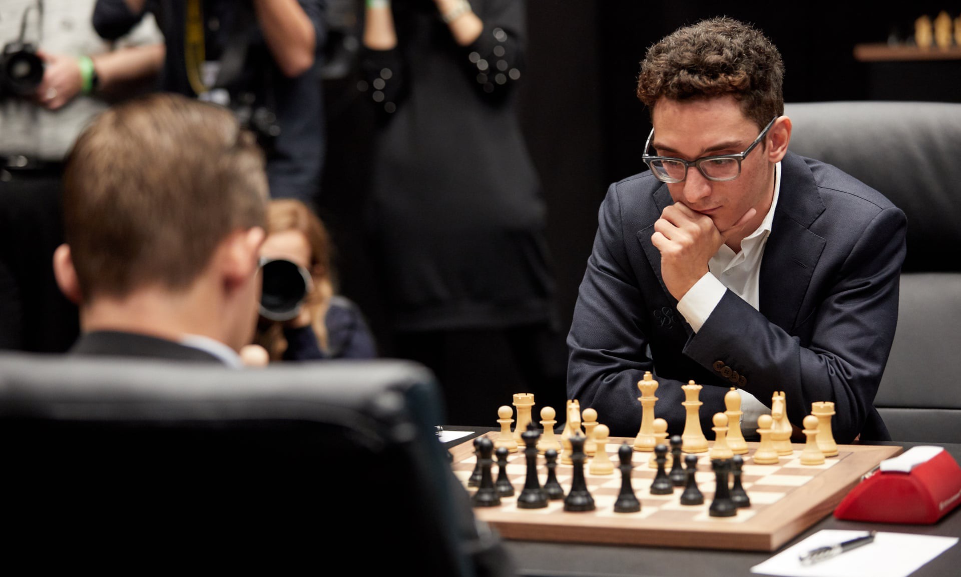 Fabiano Caruana đại chiến ông hoàng Magnus Carlsen: Cờ Vua vẫn giữ sức hút kỳ lạ  - Ảnh 1.