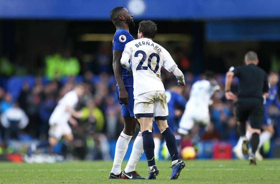 Antonio Rudiger bị lật tẩy sau màn thiết đầu công với Bernard của Everton  - Ảnh 1.