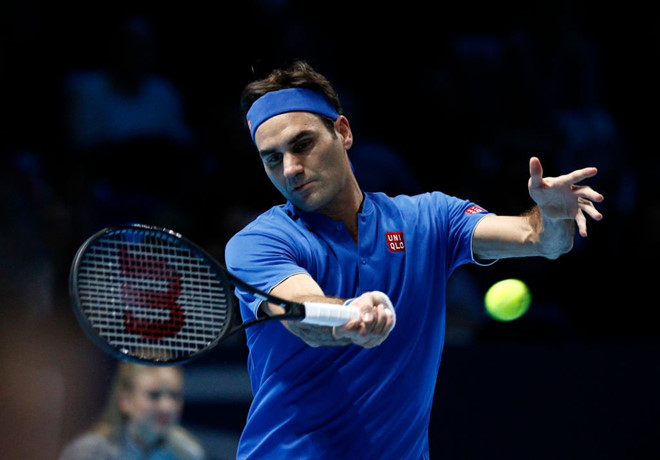 Đứng dậy mạnh mẽ sau mở màn thảm họa, Federer rộng cửa vào bán kết ATP Finals - Ảnh 1.