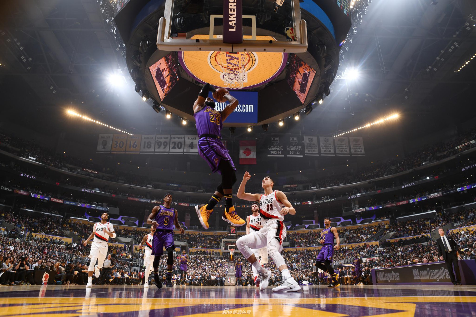 Chê anh không biết ném phạt, LeBron James tặng hẳn Portland Trail Blazer cơn mưa 3 điểm - Ảnh 2.