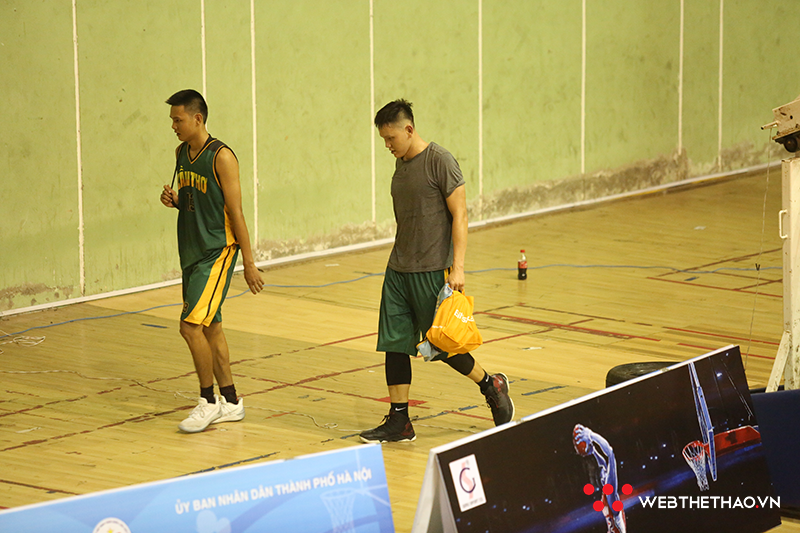 Liên đoàn bóng rổ Việt Nam xác nhận án phạt đầu tiên dành cho 2 cầu thủ tấn công trọng tài - Ảnh 1.