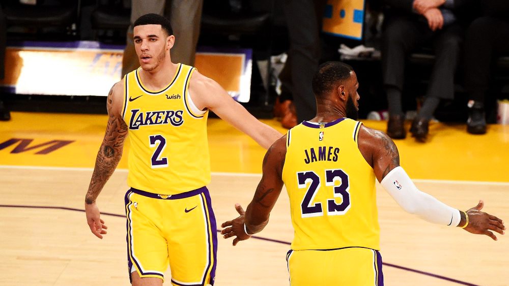 Rajon Rondo phải phẫu thuật và nghỉ dài hạn: Cơ hội mở ra cho Lonzo Ball toả sáng - Ảnh 2.