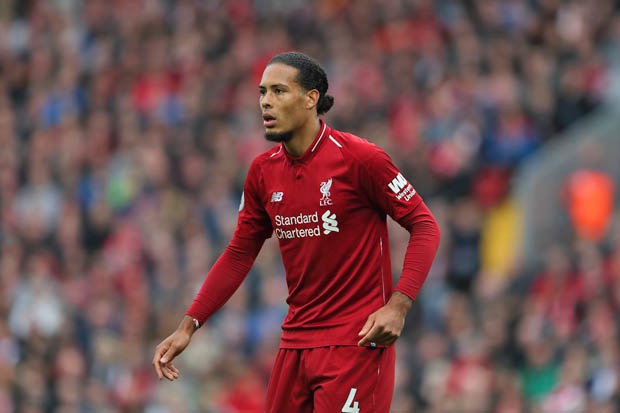 Choáng với kỹ năng đá phạt siêu hạng của Van Dijk khiến CĐV Liverpool mê mệt - Ảnh 1.