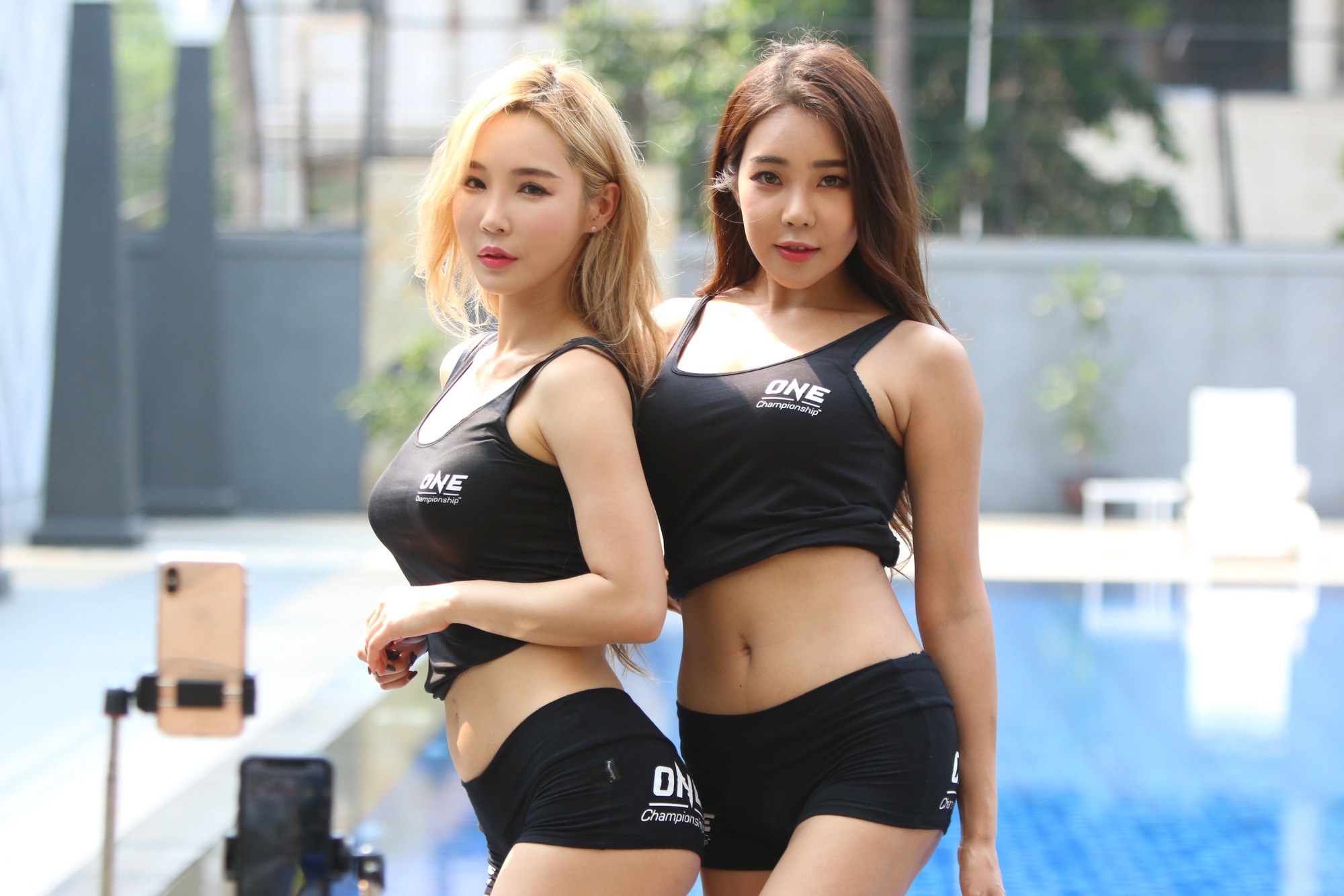 Các nàng Ring Girl ONE Championship khoe sắc cạnh bể bơi - Ảnh 1.