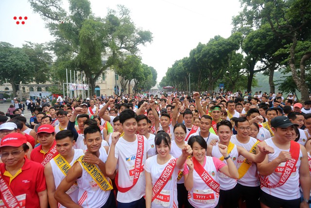 Hơn 800 runner hào hứng hưởng ứng giải chạy tiếp sức Kizuna Ekiden - Ảnh 1.