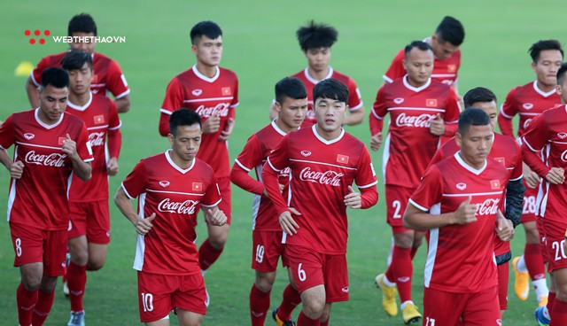 Chùm ảnh: Các chân sút ĐT Việt Nam thi nhau đày nắng luyện công hướng tới AFF Cup 2018  - Ảnh 1.
