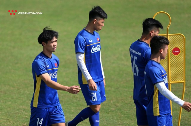 Chùm ảnh: Các chân sút ĐT Việt Nam thi nhau đày nắng luyện công hướng tới AFF Cup 2018  - Ảnh 5.