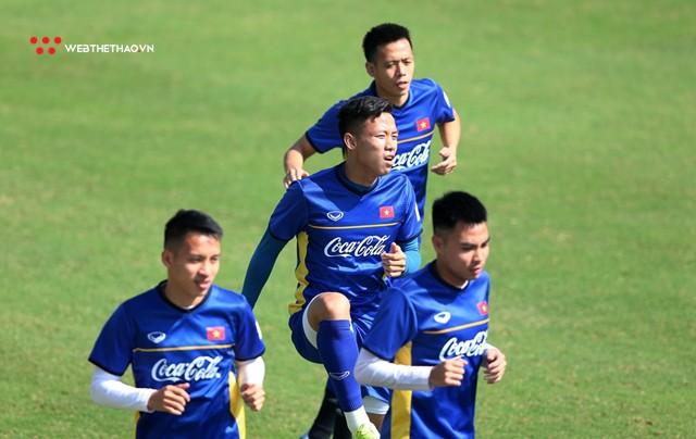 Chùm ảnh: Các chân sút ĐT Việt Nam thi nhau đày nắng luyện công hướng tới AFF Cup 2018  - Ảnh 8.