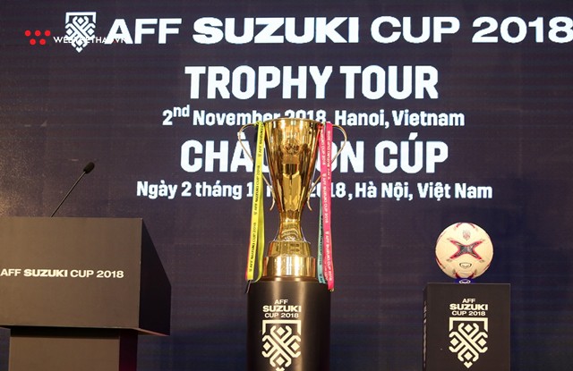 Chạm vào cúp vàng AFF Cup - Tiến Dũng, Đức Chinh bị người hâm mộ bao vây - Ảnh 1.