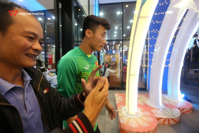 Chạm vào cúp vàng AFF Cup - Tiến Dũng, Đức Chinh bị người hâm mộ bao vây - Ảnh 12.