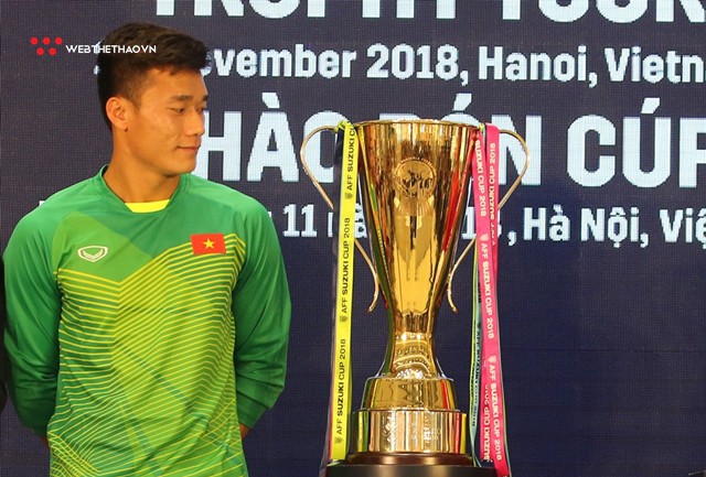 Chạm vào cúp vàng AFF Cup - Tiến Dũng, Đức Chinh bị người hâm mộ bao vây - Ảnh 9.