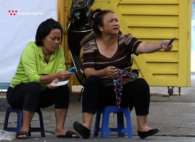 Phe vé vêu răng, trà chanh chém gió” trước trận ĐT Việt Nam - ĐT Campuchia - Ảnh 4.