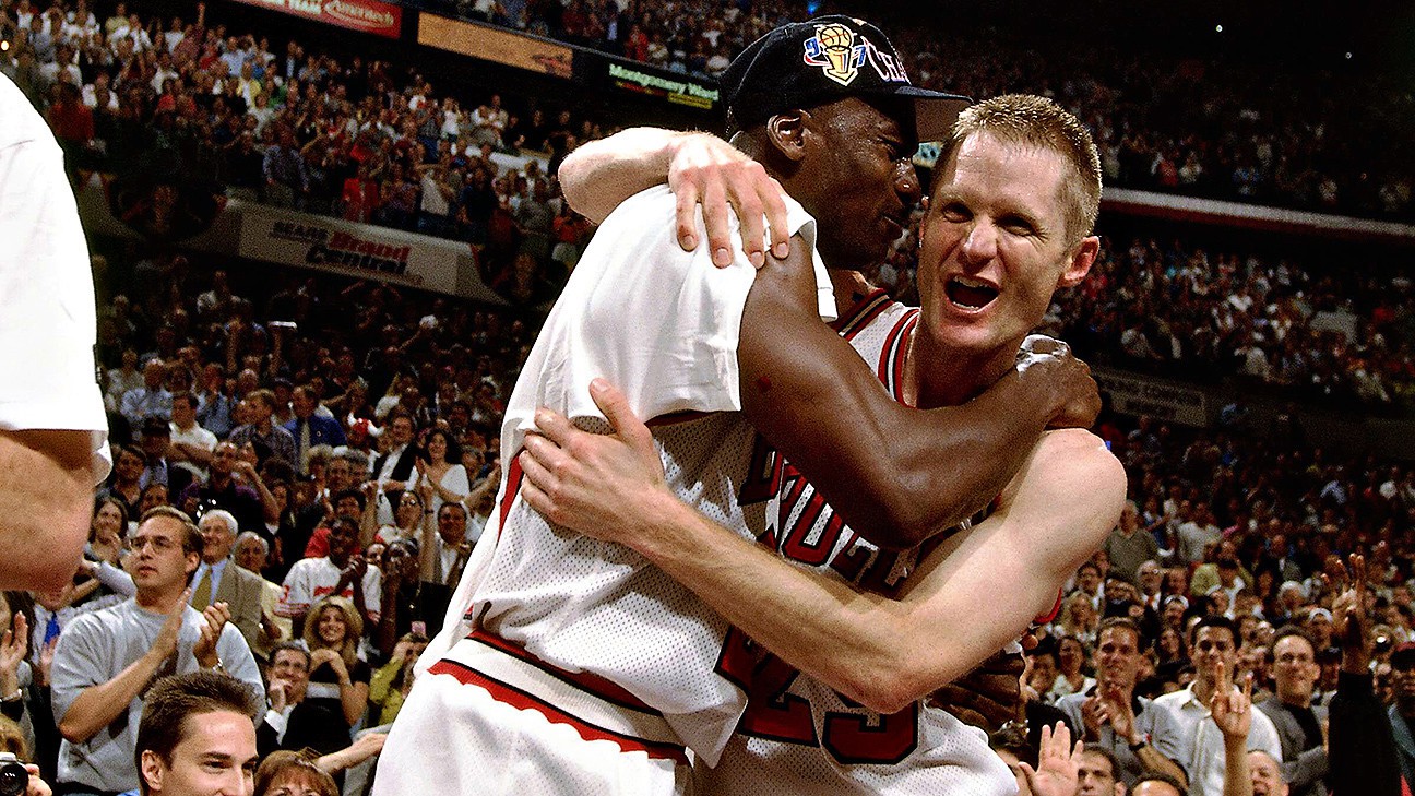 Steve Kerr bảo rằng Golden State Warriors đang chịu nhiều áp lực hơn Chicago Bulls thời Michael Jordan - Ảnh 1.