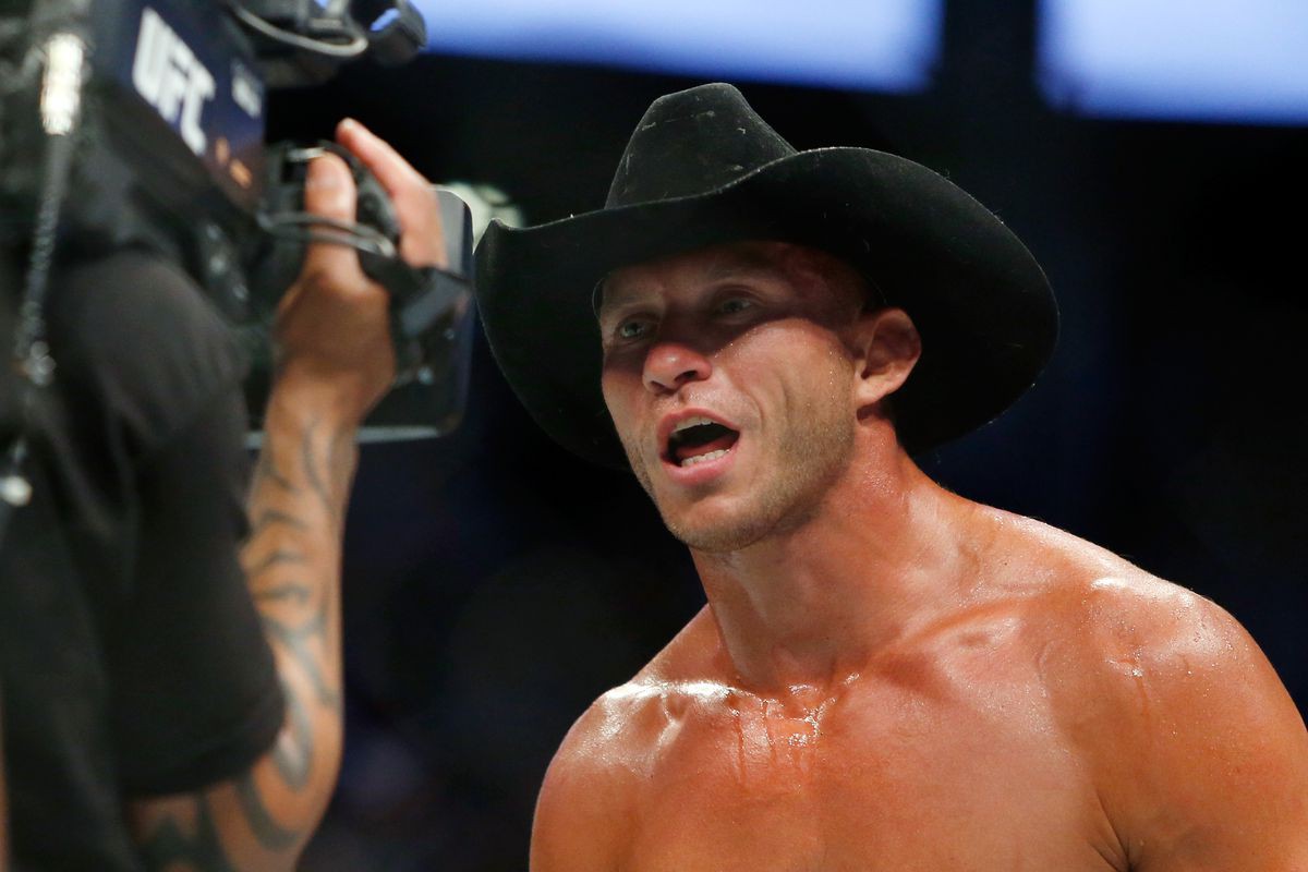 UFC bất ngờ hạ giá Conor McGregor, yêu cầu đấu với... cao bồi Donald Cerrone - Ảnh 3.