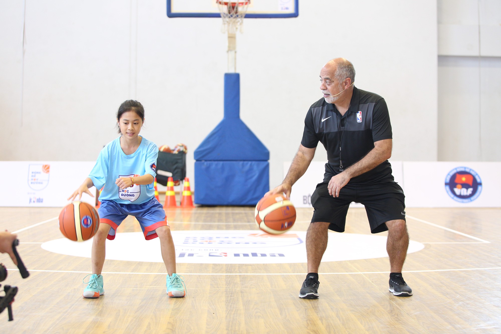 Hơn 1.000 giáo viên thể dục tham dự ngày tập huấn bóng rổ chuẩn NBA tại TP.HCM - Ảnh 2.