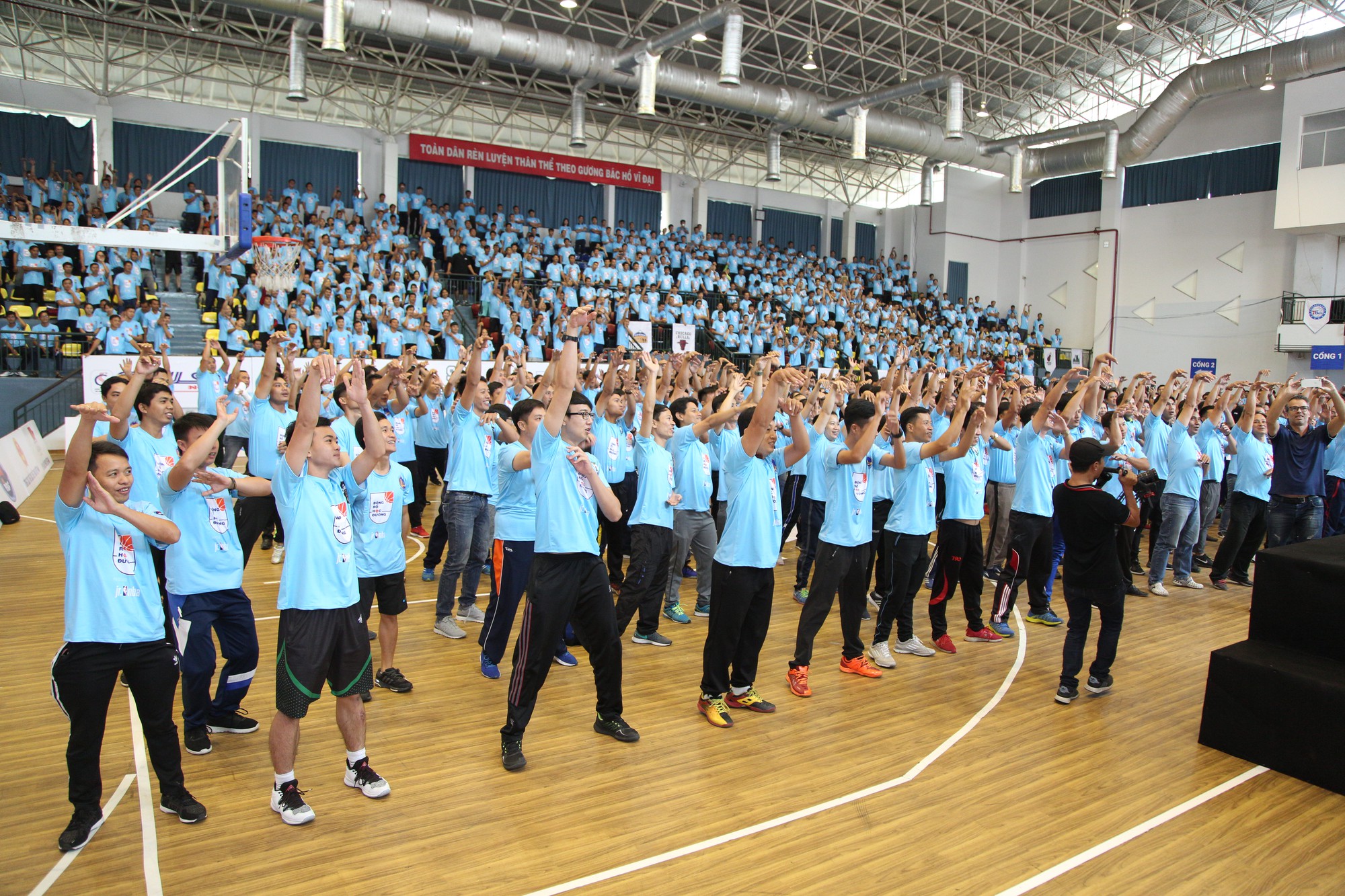 Hơn 1.000 giáo viên thể dục tham dự ngày tập huấn bóng rổ chuẩn NBA tại TP.HCM - Ảnh 1.