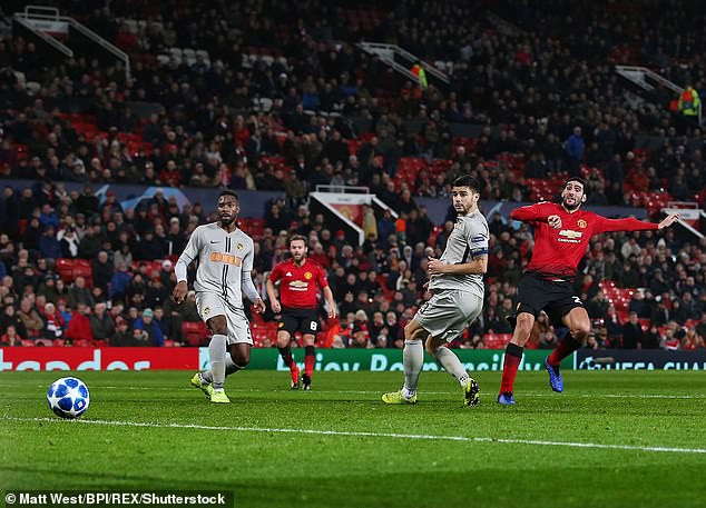 Mourinho nổi cơn tam bành, Fellaini tái hiện kỳ tích của Ronaldo và những điểm nhấn khi Man Utd hạ Young Boys - Ảnh 6.