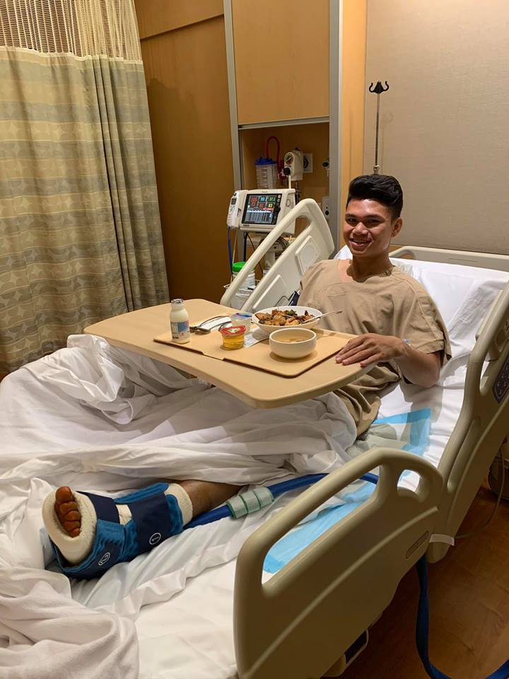 Phạm Xuân Mạnh phẫu thuật thành công vỡ xương mác tại Singapore - Ảnh 1.