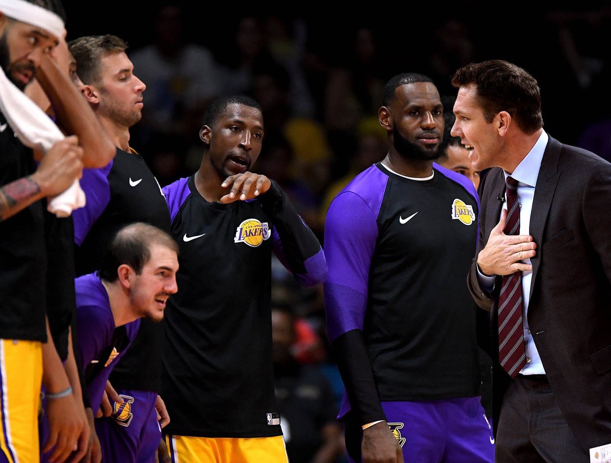 Bạn thân LeBron James bất ngờ bóng gió về HLV mới của LA Lakers - Ảnh 1.