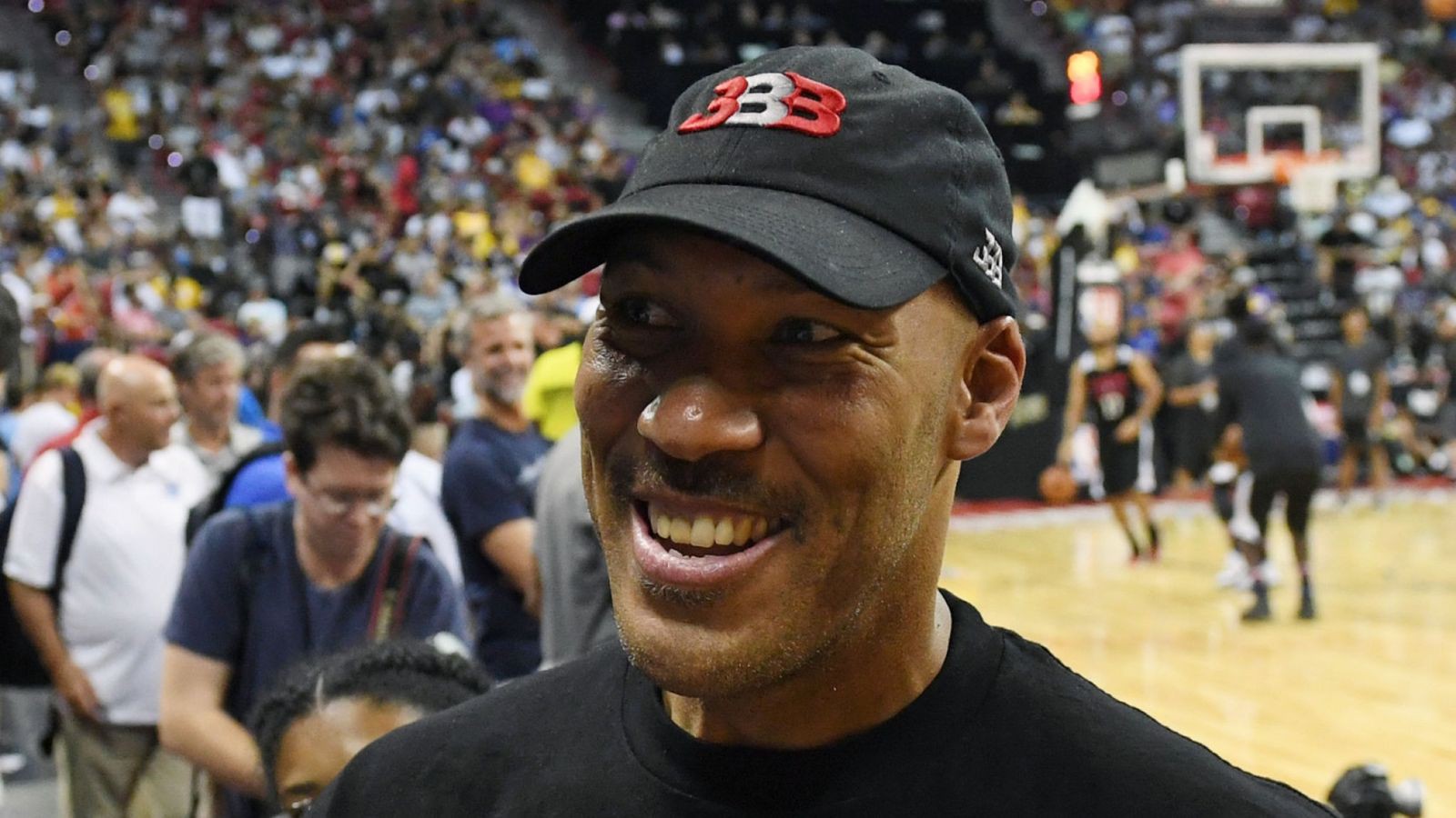 LaVar Ball: Tôi nhắm mắt cũng có thể dạy họ ném tốt hơn - Ảnh 1.