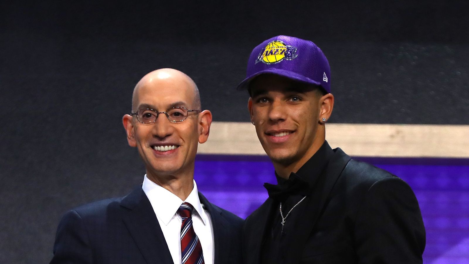 LaVar Ball: Tôi nhắm mắt cũng có thể dạy họ ném tốt hơn - Ảnh 2.