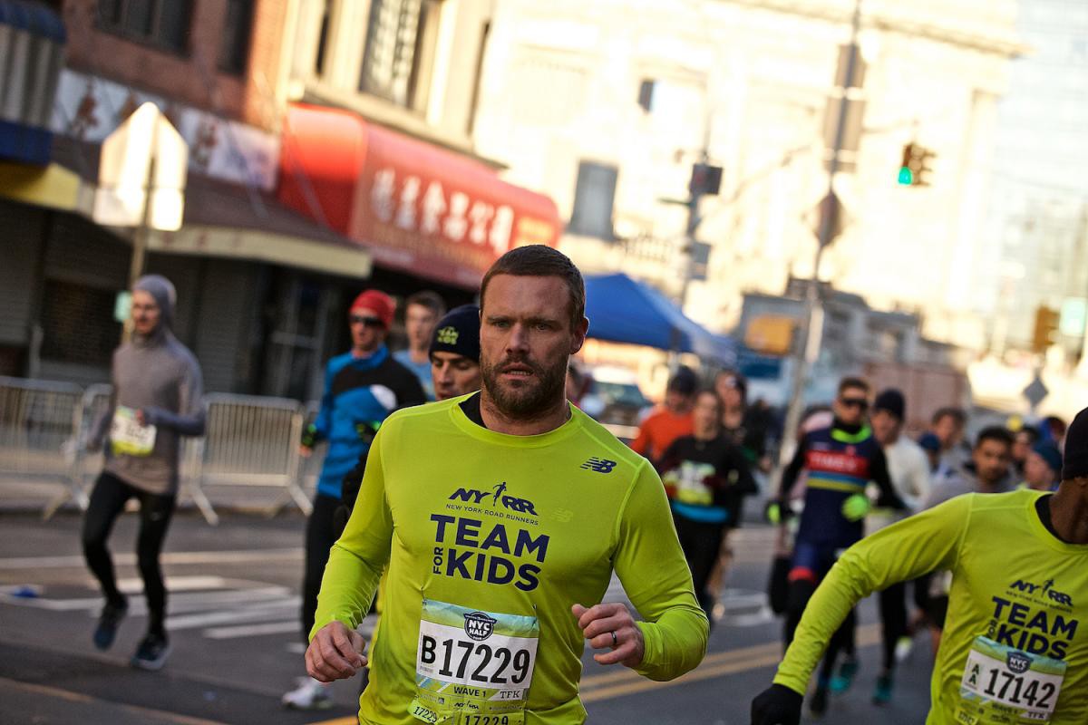 New York City Marathon: Đầu bếp, diễn viên nổi tiếng chạy nhanh không kém VĐV chuyên nghiệp - Ảnh 9.
