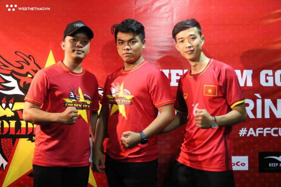 CĐV Việt Nam làm lễ xuất quân, quyết “phủ đỏ” tại AFF Cup 2018 - Ảnh 8.