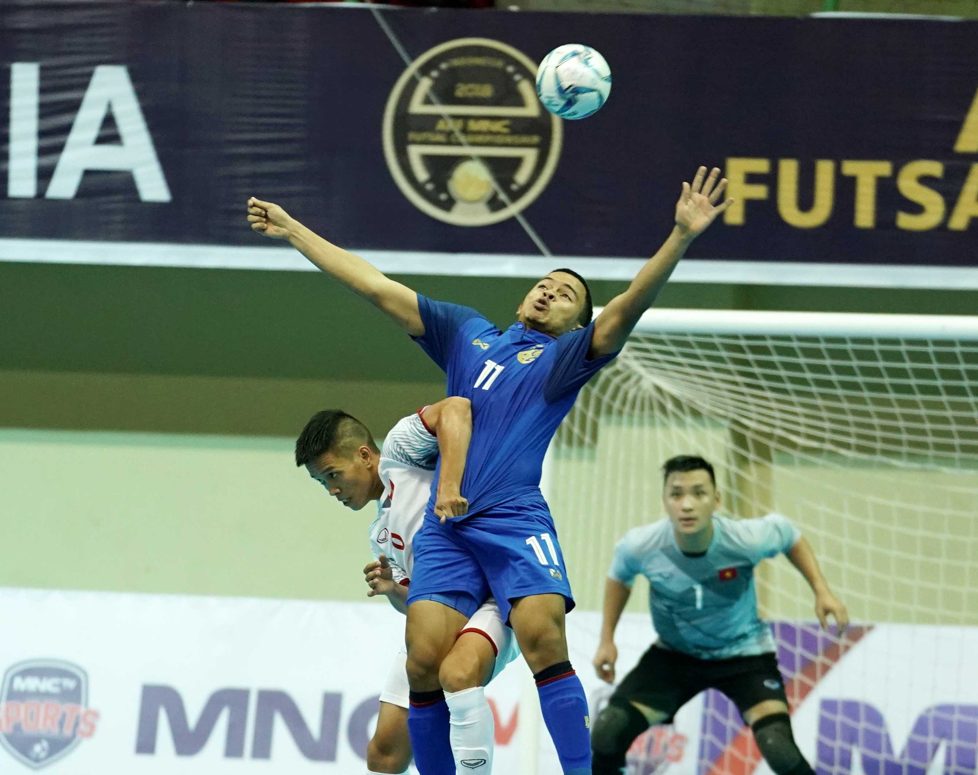 Thua ngược Thái Lan, ĐT futsal Việt Nam gặp lại Malaysia ở bán kết - Ảnh 4.