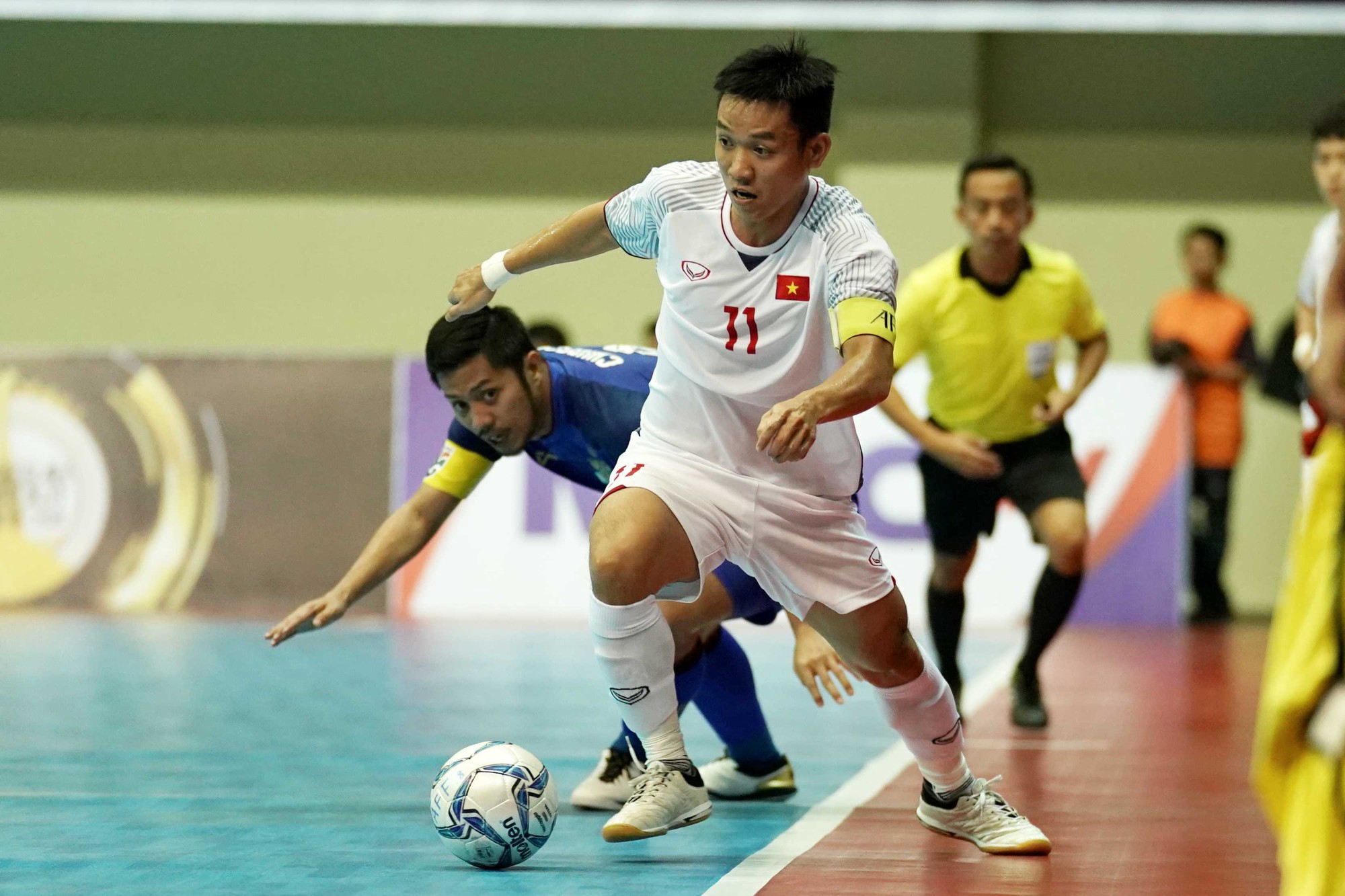 Thua ngược Thái Lan, ĐT futsal Việt Nam gặp lại Malaysia ở bán kết - Ảnh 1.