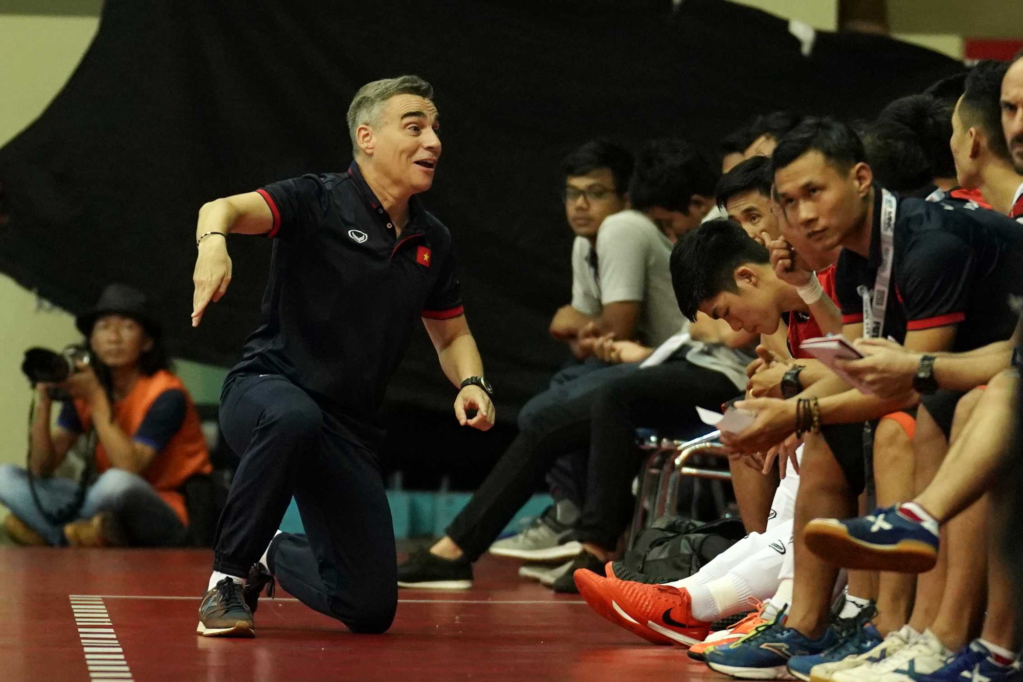 Thua ngược Thái Lan, ĐT futsal Việt Nam gặp lại Malaysia ở bán kết - Ảnh 6.