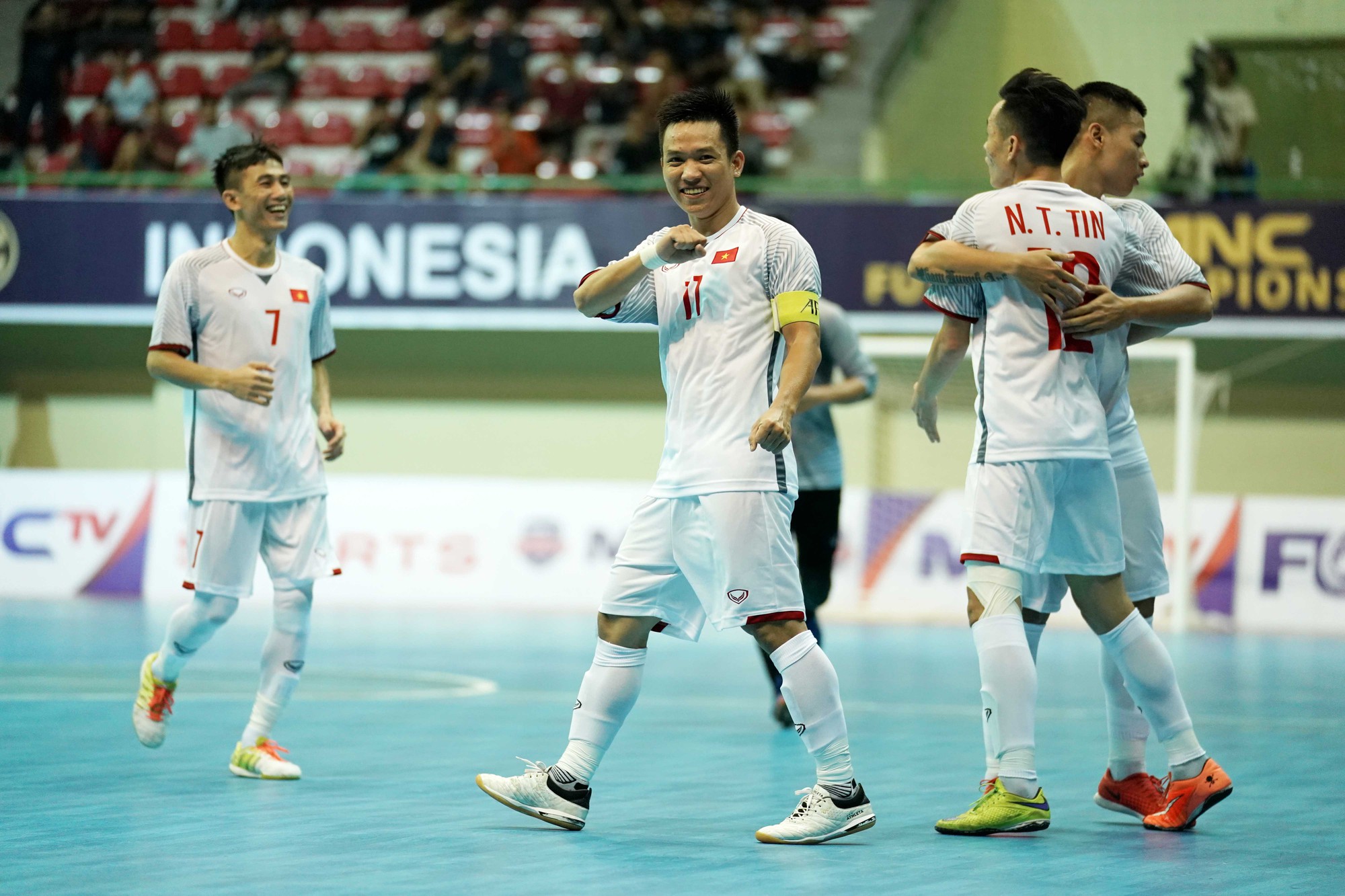 Thua ngược Thái Lan, ĐT futsal Việt Nam gặp lại Malaysia ở bán kết - Ảnh 7.