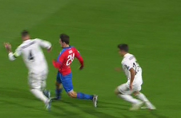 Ramos gây tranh cãi khi tiếp tục được bỏ qua pha đánh nguội với cầu thủ Viktoria Plzen - Ảnh 3.