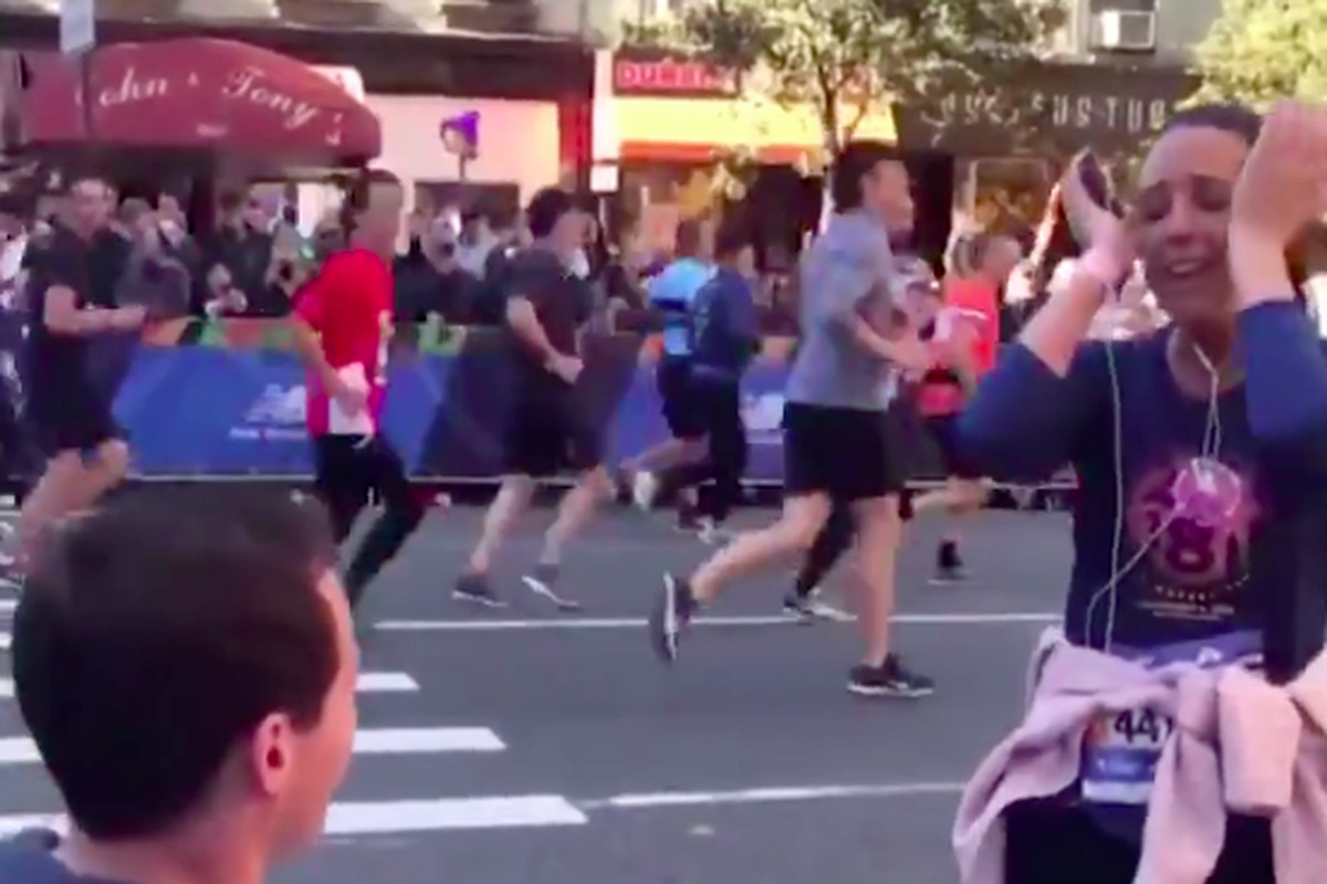 Gã trai trèo rào cầu hôn giữa đường ở New York City Marathon bị cộng đồng chạy bộ ném đá tơi tả - Ảnh 3.