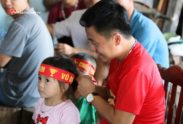 Chùm ảnh: Kiều bào Việt Nam tại Lào sẵn sàng tiếp lửa cho HLV Park Hang Seo và các học trò - Ảnh 9.