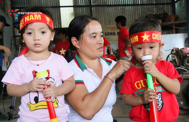 Chùm ảnh: Kiều bào Việt Nam tại Lào sẵn sàng tiếp lửa cho HLV Park Hang Seo và các học trò - Ảnh 10.